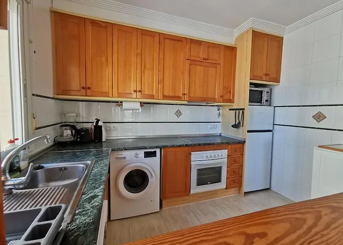 2Bed Flat With Big Lounge&Pool!5Min Walk To Beach!