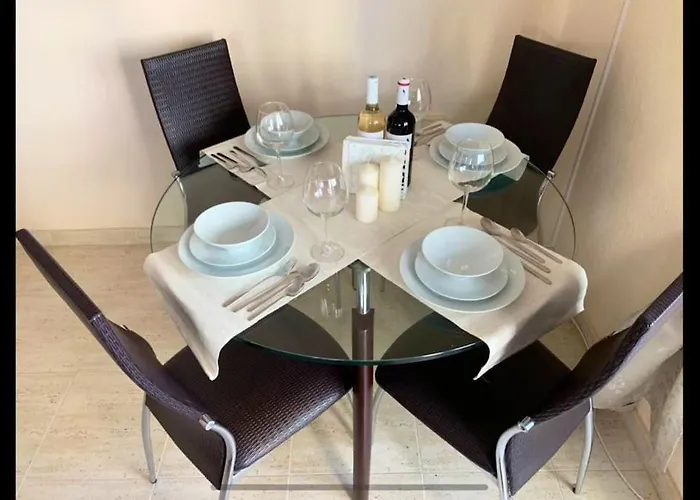 2Bed Flat With Big Lounge&Pool!5Min Walk To Beach!